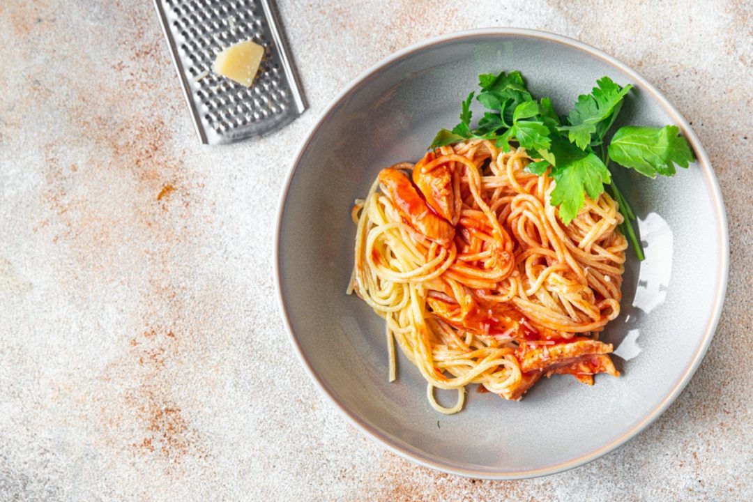 špagety s kuřecím masem